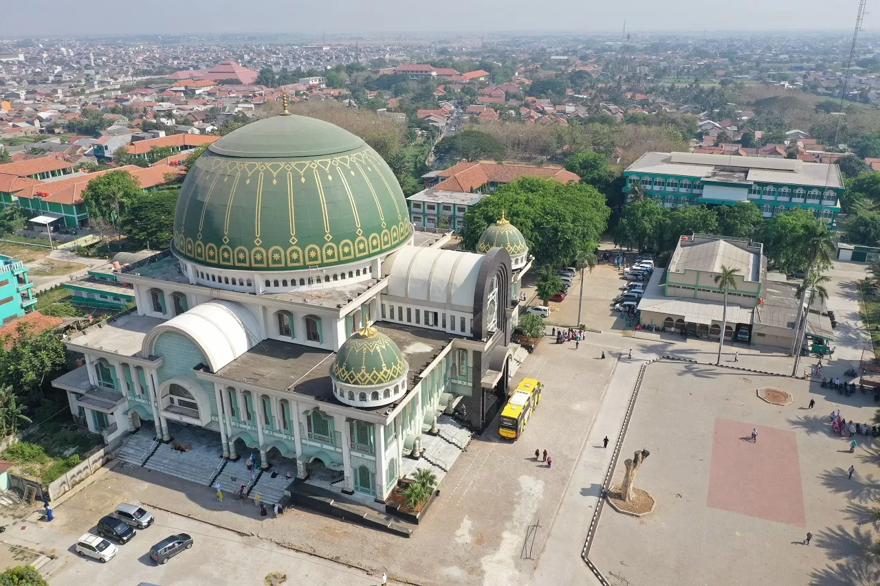 Pondok Pesantren At-Taqwa Bekasi: Dari Benteng Perjuangan Menuju Pusat Peradaban Modern Pondok Pesantren At-Taqwa Bekasi: Dari Benteng Perjuangan Menuju Pusat Peradaban Modern