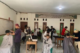 santri cukur rambut