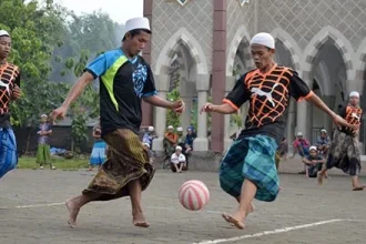 santri-main-bola sarungan