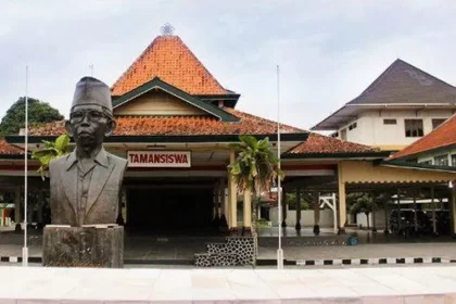 pesantren Ki-Hajar dewantoro
