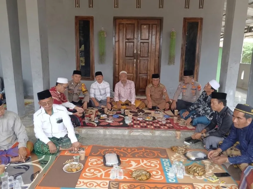 Bhabinkamtibmas Hadiri Pengajian Haul Pendiri Pondok dan Haflah Akhirussanah di Pondok Pesantren Daar Al Fikri