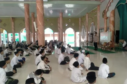 Polsek Abung Selatan Berikan Penyuluhan kepada Santri Pondok Pesantren Walisongo tentang Bahaya Hoaks, Cyberbullying, dan Narkoba