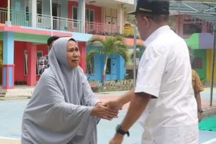 Gubernur Melki Salurkan Bantuan ke Pesantren dan Paroki Ende