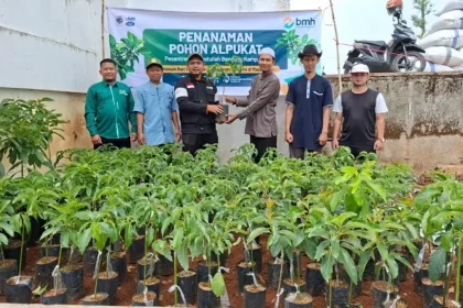 Dukung Kemandirian Pesantren, LAZNAS BMH Jabar Salurkan Bibit Alpukat dan Kopi untuk Pesantren di Bandung