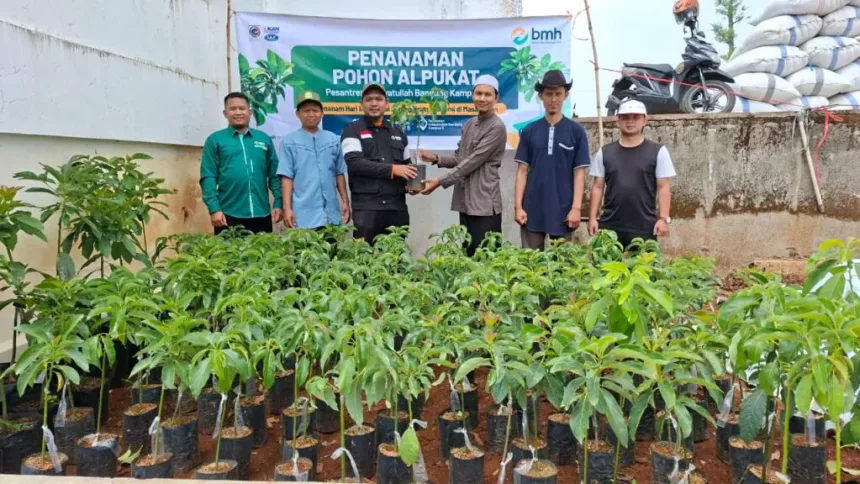 Dukung Kemandirian Pesantren, LAZNAS BMH Jabar Salurkan Bibit Alpukat dan Kopi untuk Pesantren di Bandung