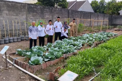 KUA Mergangsan Serahkan 7 Pohon Buah ke Pesantren Harun Asy-Syafi’i, Perkuat Gerakan Ekoteologi