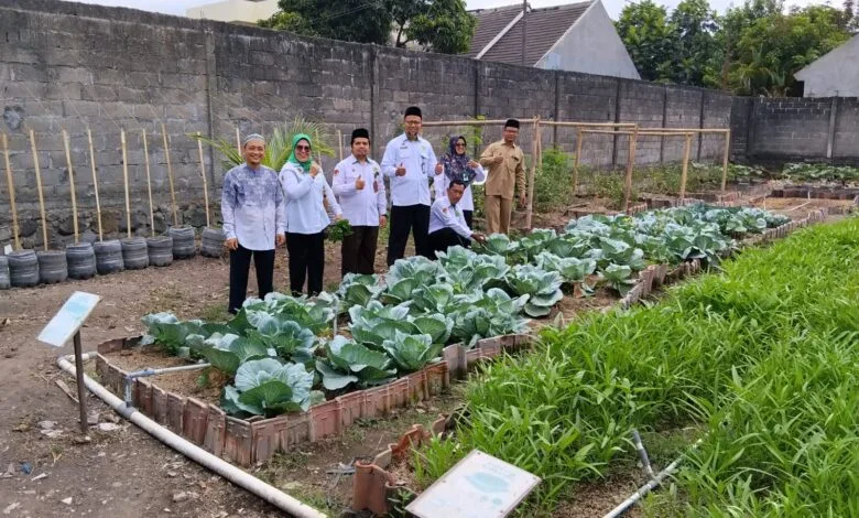 KUA Mergangsan Serahkan 7 Pohon Buah ke Pesantren Harun Asy-Syafi’i, Perkuat Gerakan Ekoteologi
